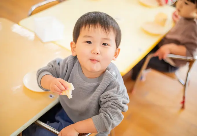 園の1日【0・1・2歳児（未満児）】④おやつイメージ写真