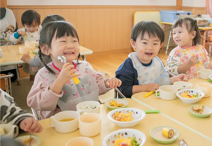 園の1日【0・1・2歳児（未満児）】⑥給食イメージ写真