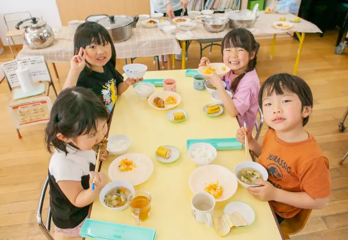 園の1日【3・4・5歳児（以上児）】⑤給食イメージ写真